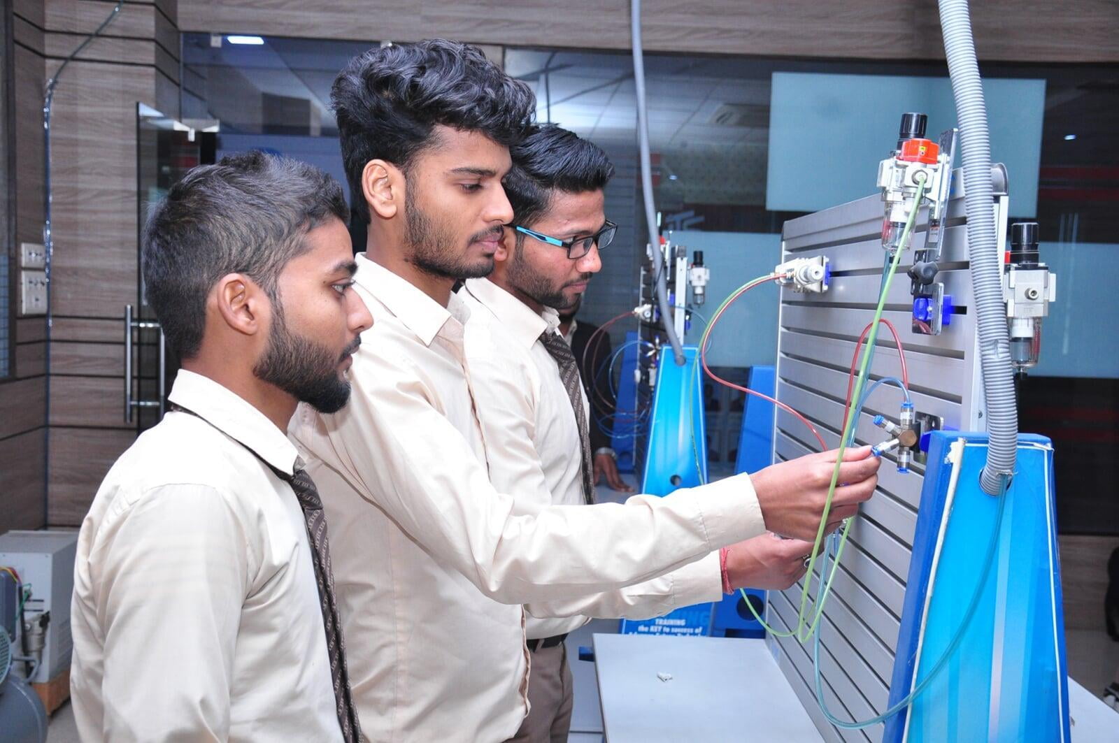 ITS Mechanical Engineering Lab with students